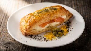 Ce feuilleté au saumon fait un effet waouh dès la première bouchée : doré, fondant, et prêt en 30 minutes